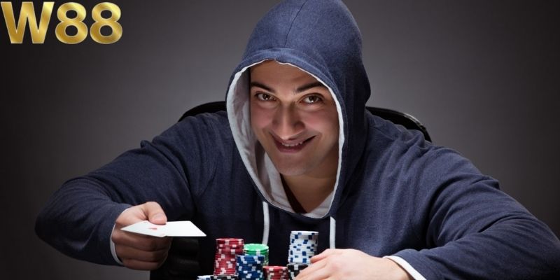 Semi bluff là dạng chiến thuật có sự cân bằng hơn